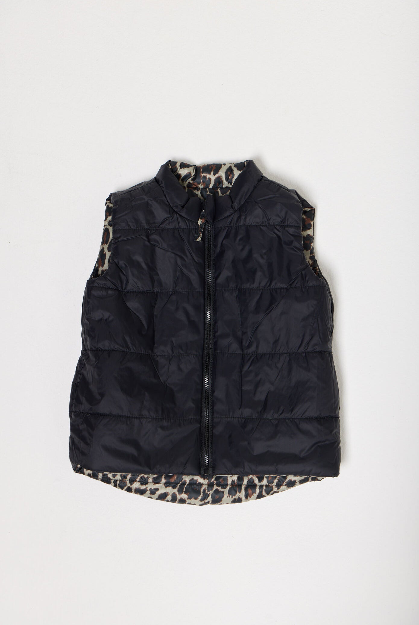 Kids Leopard x Black Gilet™ — sleeveless kids’ puffer vest in bold leopard print with black accents, a fun winter essential in South Africa