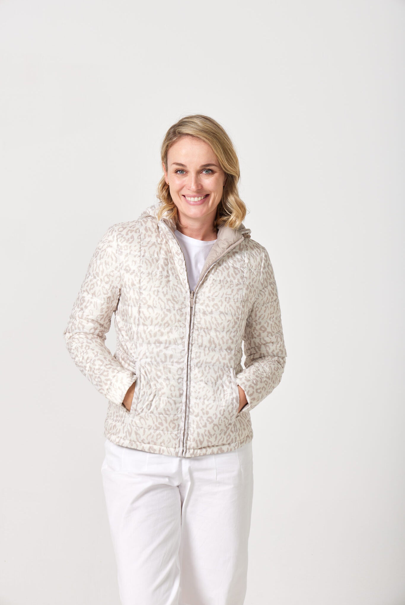 Women’s Sand x Leopard Classic Jacket™ reversible lightweight puffer in soft beige and subtle leopard print, versatile jacket for layering in South Africa