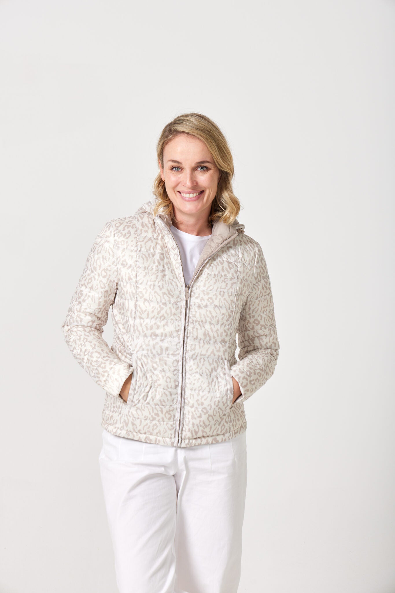 Women’s Sand x Leopard Classic Jacket™ reversible lightweight puffer in soft beige and subtle leopard print, versatile jacket for layering in South Africa