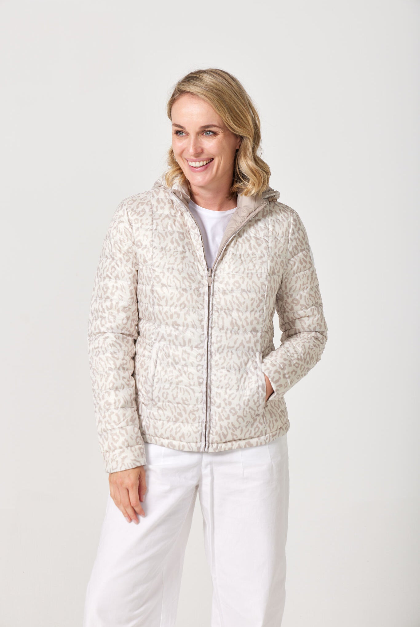 Women’s Sand x Leopard Classic Jacket™ reversible lightweight puffer in soft beige and subtle leopard print, versatile jacket for layering in South Africa