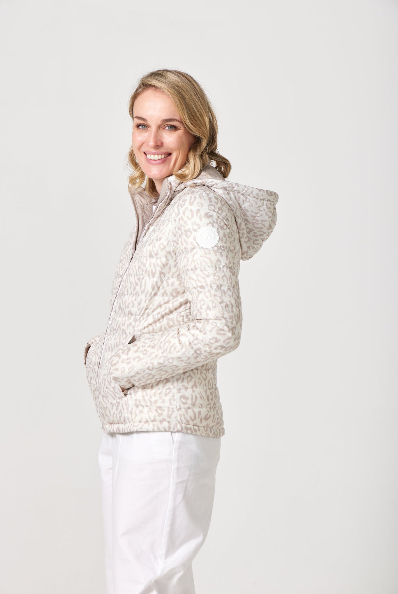 Women’s Sand x Leopard Classic Jacket™ reversible lightweight puffer in soft beige and subtle leopard print, versatile jacket for layering in South Africa