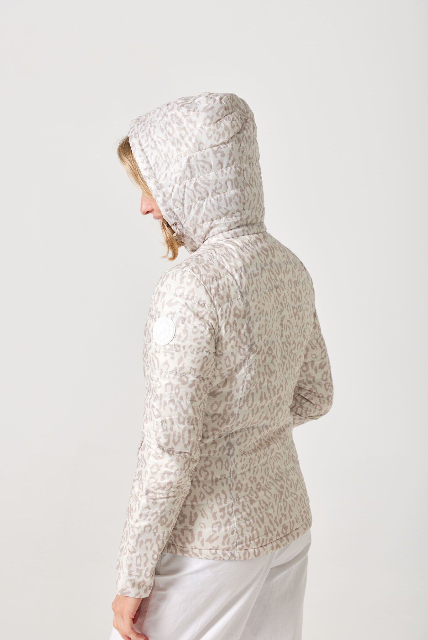 Women’s Sand x Leopard Classic Jacket™ reversible lightweight puffer in soft beige and subtle leopard print, versatile jacket for layering in South Africa