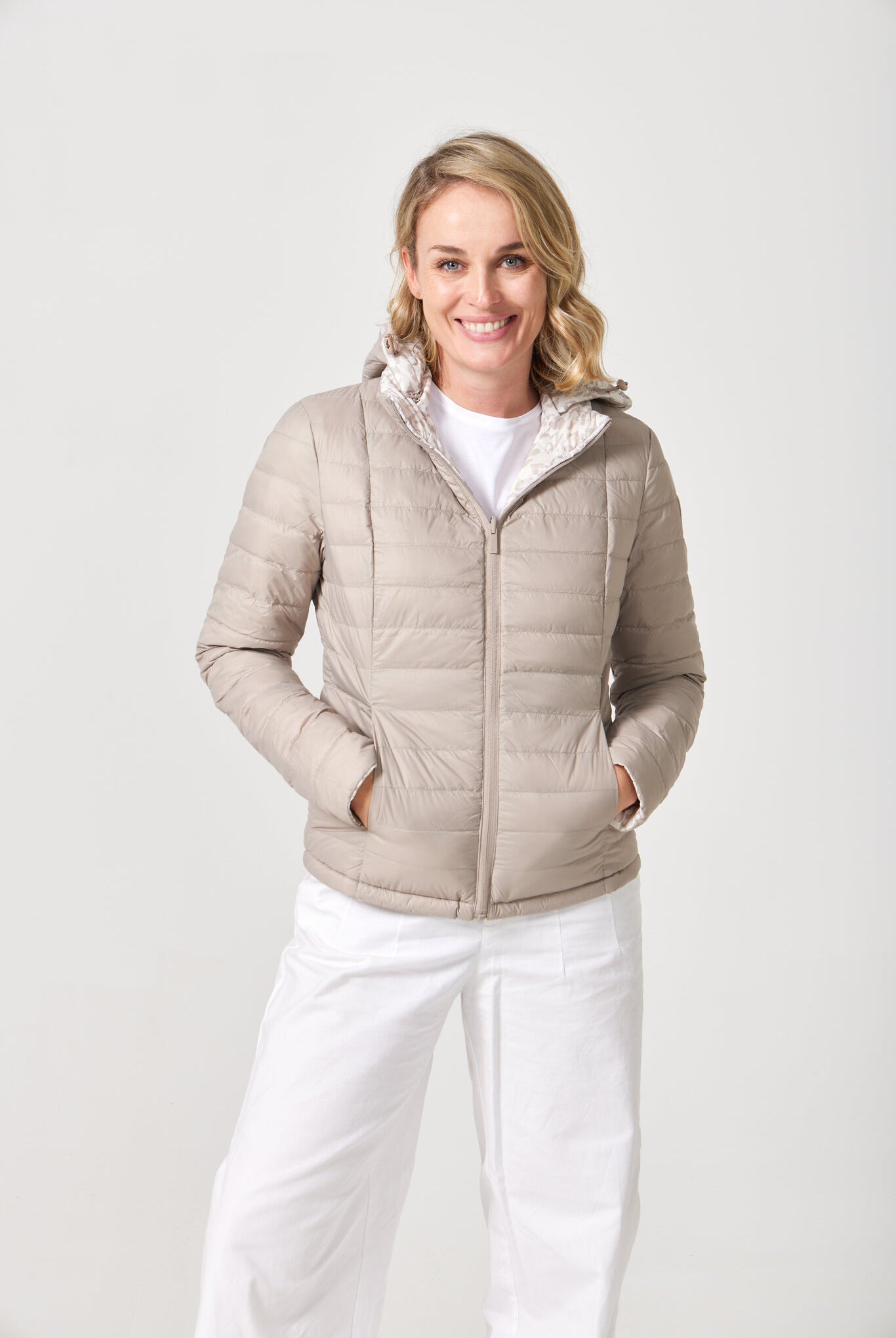 Women’s Sand x Leopard Classic Jacket™ reversible lightweight puffer in soft beige and subtle leopard print, versatile jacket for layering in South Africa