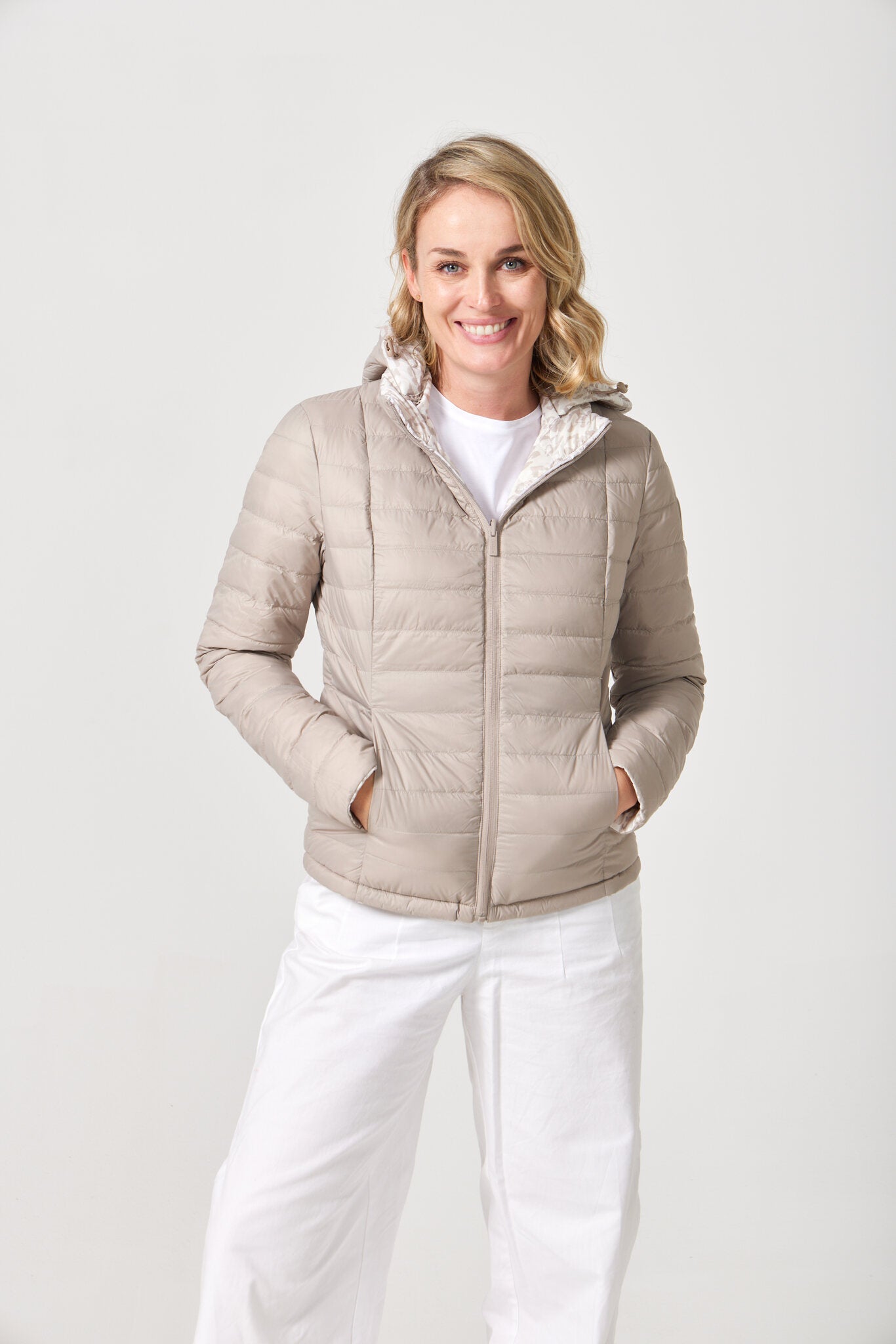 Women’s Sand x Leopard Classic Jacket™ reversible lightweight puffer in soft beige and subtle leopard print, versatile jacket for layering in South Africa