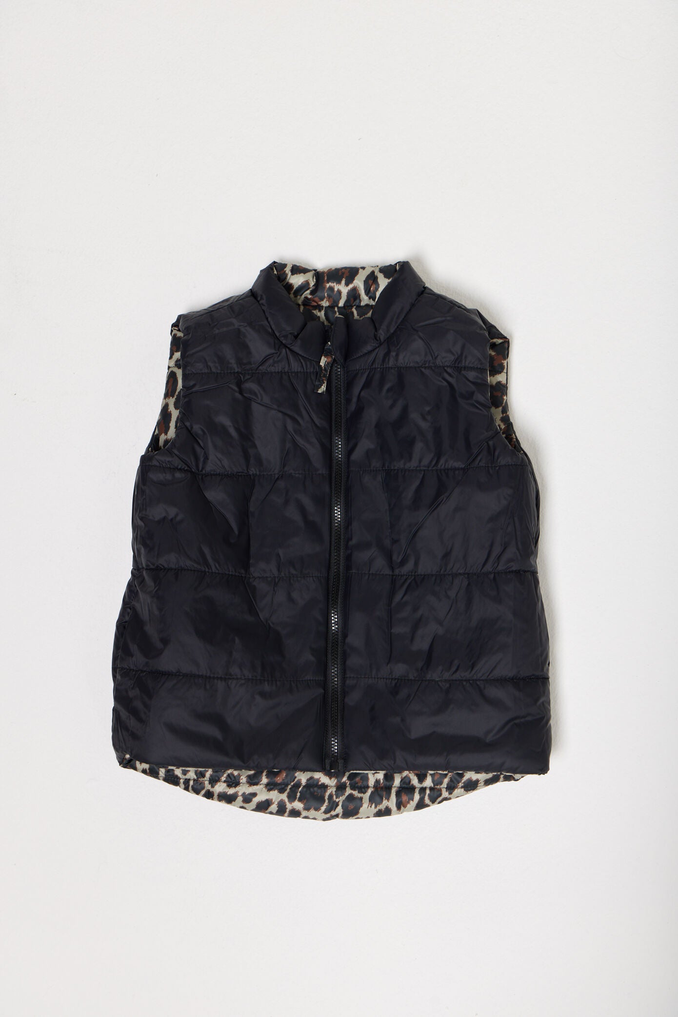 Kids Leopard x Black Gilet™ — sleeveless kids’ puffer vest in bold leopard print with black accents, a fun winter essential in South Africa