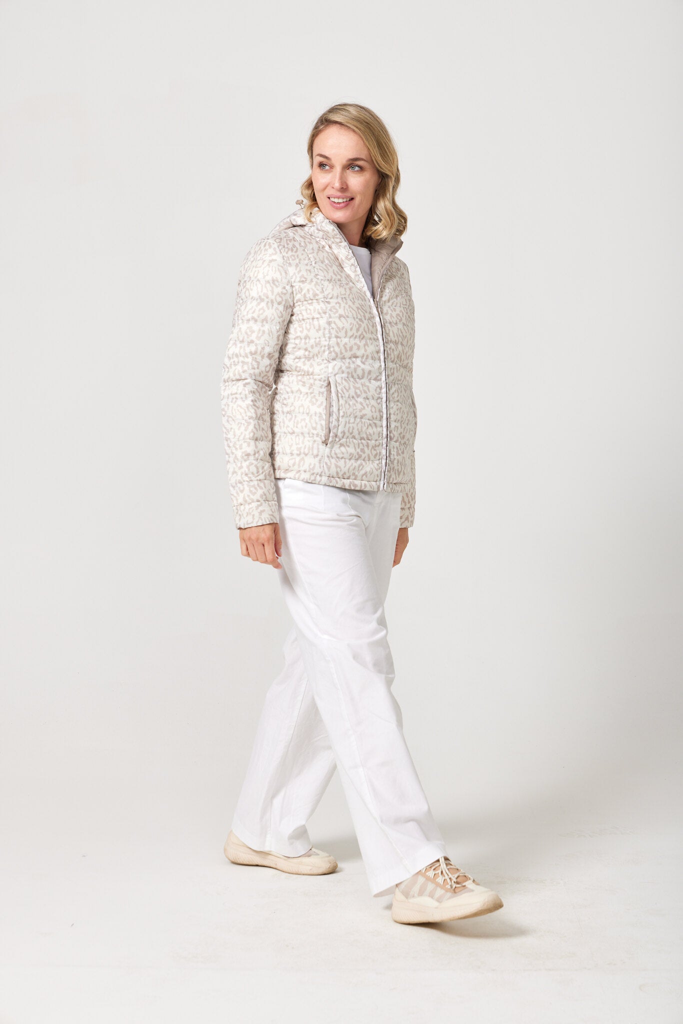 Women’s Sand x Leopard Classic Jacket™ reversible lightweight puffer in soft beige and subtle leopard print, versatile jacket for layering in South Africa