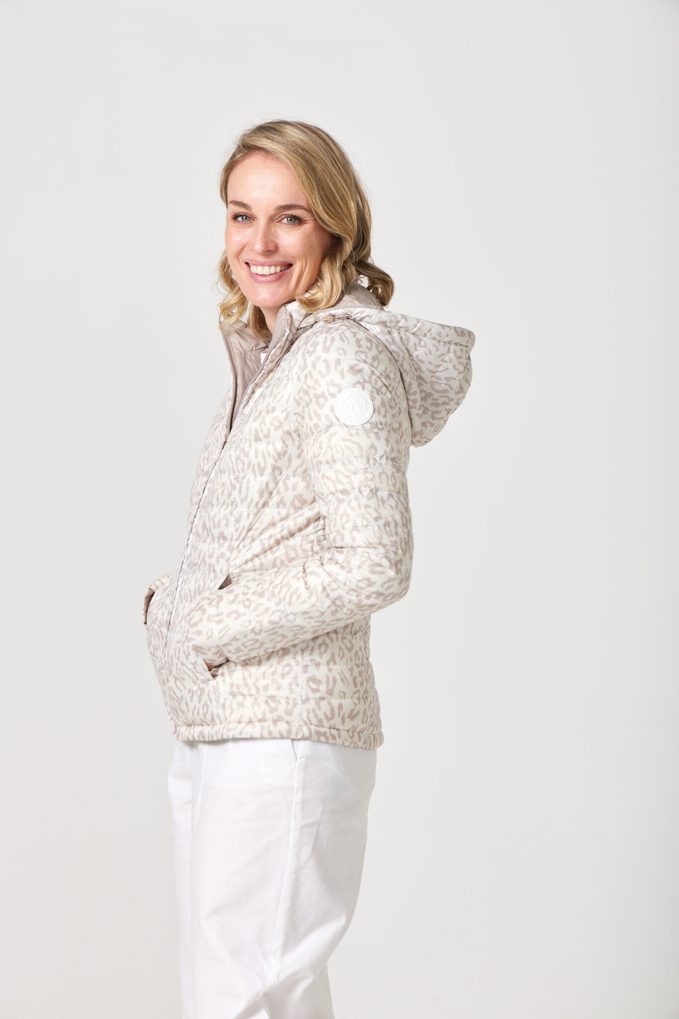 Women’s Sand x Leopard Classic Jacket™ reversible lightweight puffer in soft beige and subtle leopard print, versatile jacket for layering in South Africa
