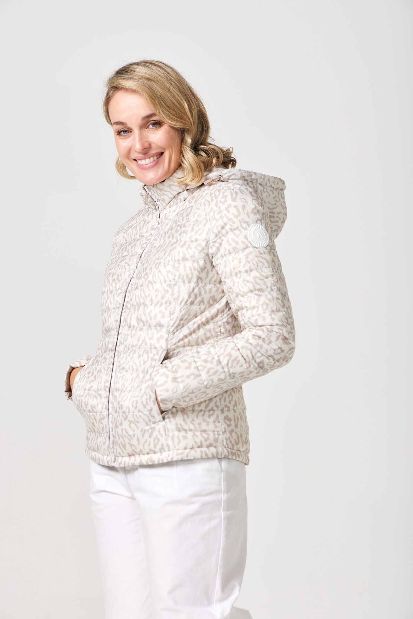 Women’s Sand x Leopard Classic Jacket™ reversible lightweight puffer in soft beige and subtle leopard print, versatile jacket for layering in South Africa
