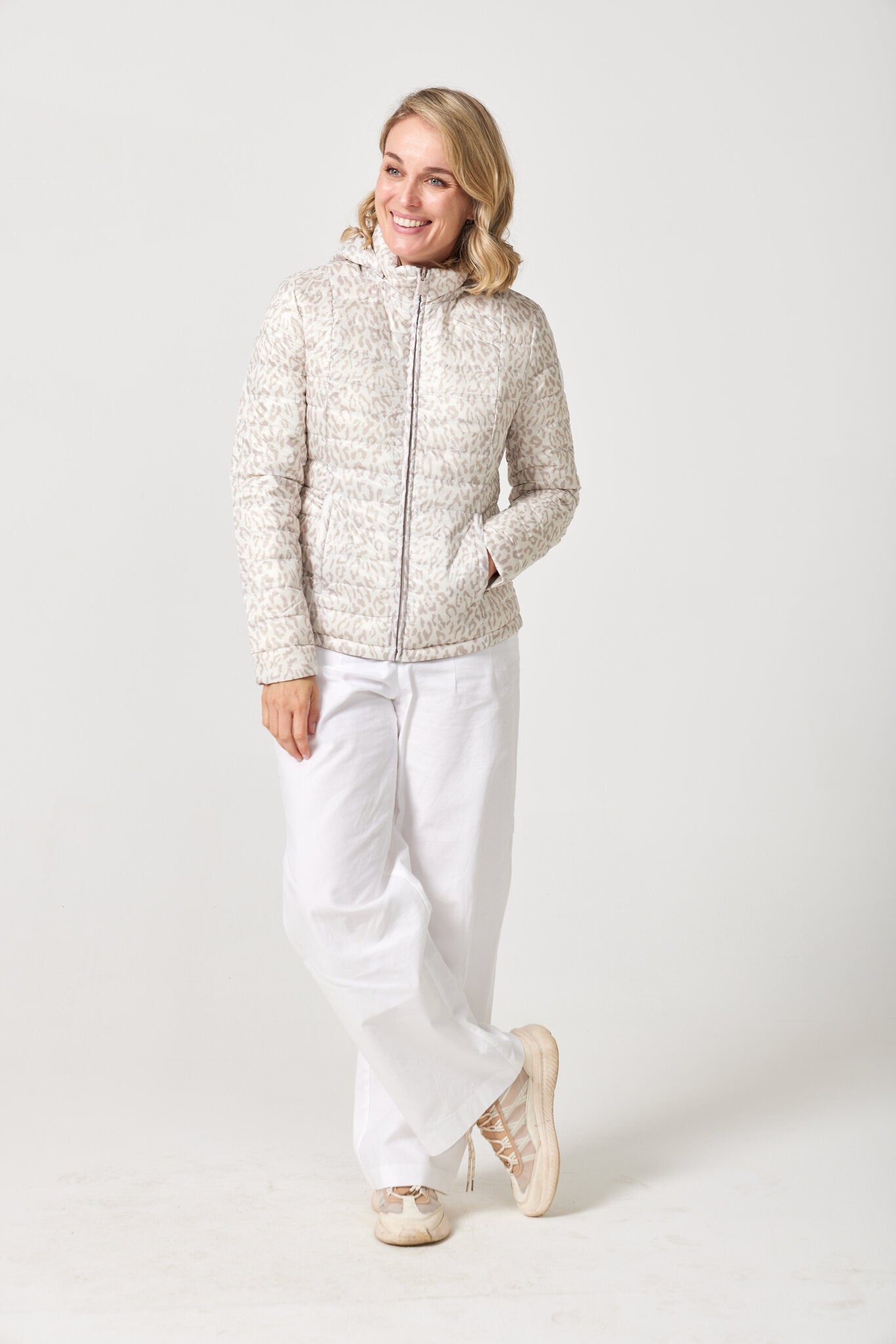 Women’s Sand x Leopard Classic Jacket™ reversible lightweight puffer in soft beige and subtle leopard print, versatile jacket for layering in South Africa