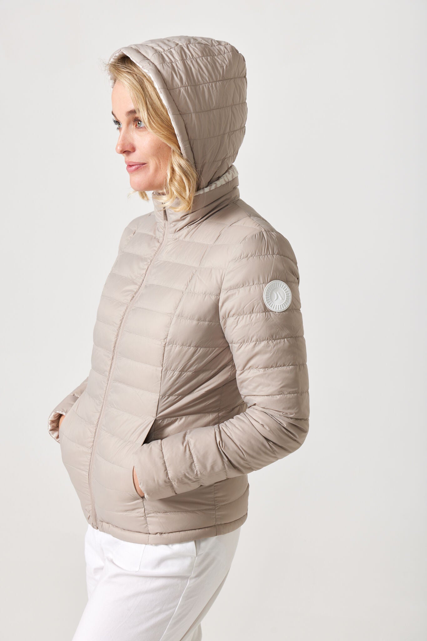 Women’s Sand x Leopard Classic Jacket™ reversible lightweight puffer in soft beige and subtle leopard print, versatile jacket for layering in South Africa